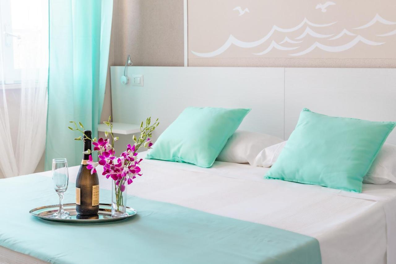La Smeralda - Boutique Rooms And Breakfast Golfo Aranci Exteriör bild