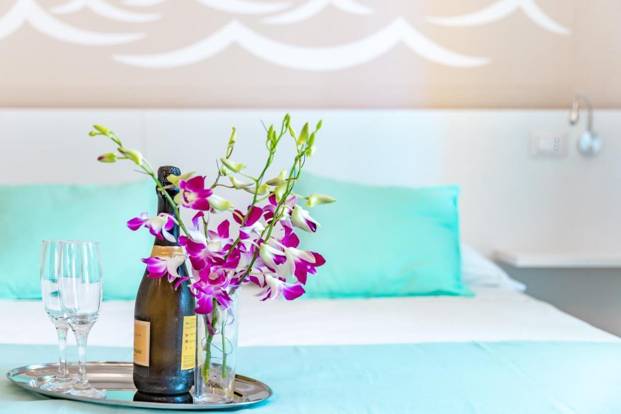 La Smeralda - Boutique Rooms And Breakfast Golfo Aranci Exteriör bild